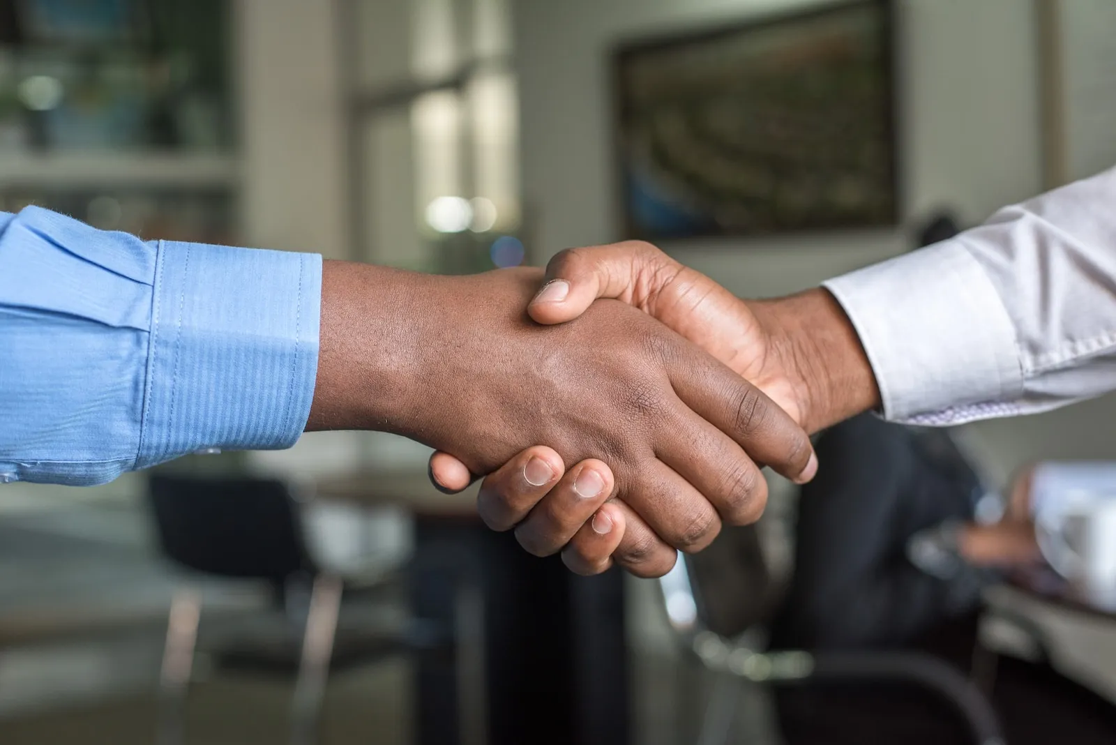 Poignée de main scellant accord entre vendeur immobilier et acheteur, symbole courtage en immobilier réussi. Agent immobilier Gatineau facilitant vente maison ou condo.