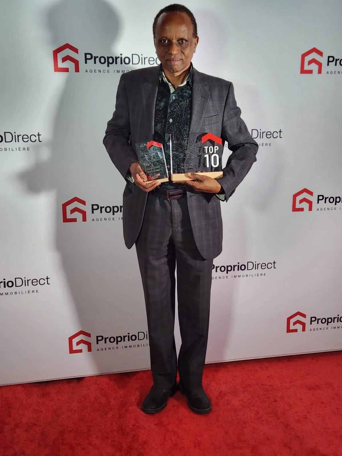 Epaphrodite Munyaneza, courtier immobilier à Gatineau, lauréat des prix PROPRIAS avec ses trophées Top 10 Proprio Direct