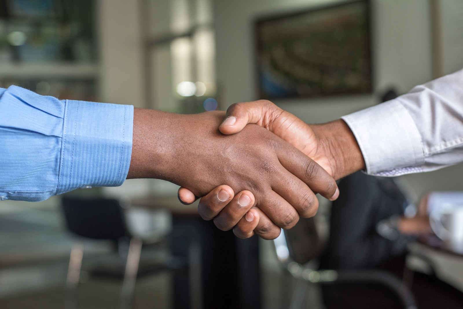 Poignée de main scellant accord entre vendeur immobilier et acheteur, symbole courtage en immobilier réussi. Agent immobilier Gatineau facilitant vente maison ou condo.